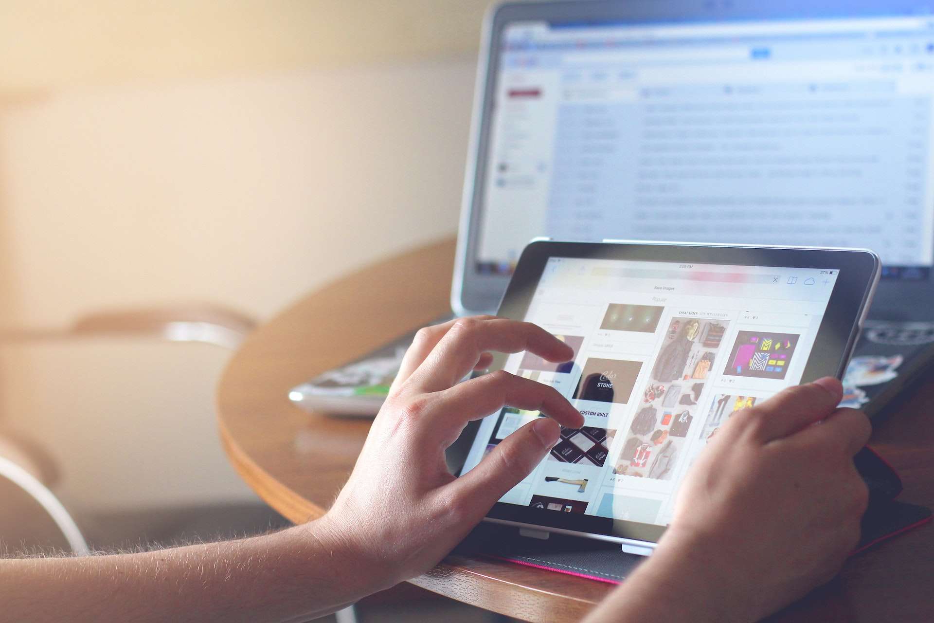 Zdjęcie dodane przez Pixabay: https://www.pexels.com/pl-pl/zdjecie/osoba-uzywajaca-ipada-35550/