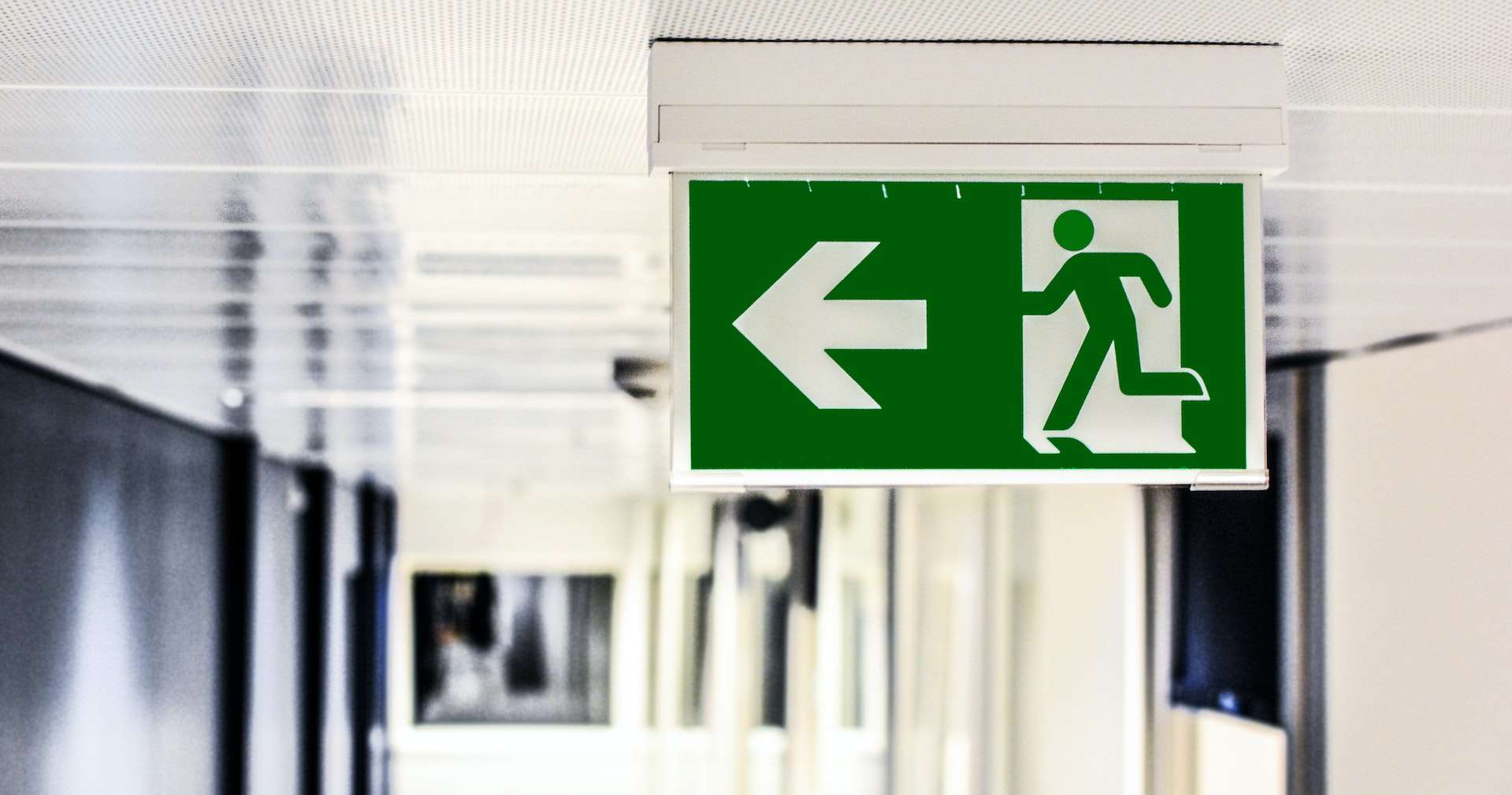 Zdjęcie dodane przez monicore: https://www.pexels.com/pl-pl/zdjecie/zielone-i-biale-plci-meskiej-oznakowanie-pokoju-wypoczynkowego-134065/